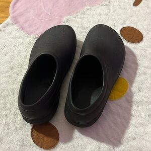 Women’s Black Croc Clogs🖤 #crocs
